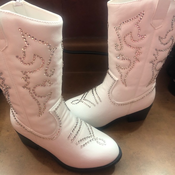 white cowboy boots with rhinestones